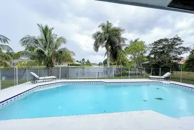 Image de 4-bedroom Luxury Modern Lake Front House in fabulous Wellington