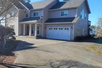 Image de The Blueberry House. A spacious 2 story, 3 bedroom, 2. 5 bath home in Brookings.