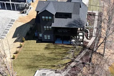 Image de Sml Sunset Escape~7 Bedroom/5 Bath~Sleeps 18~Hot Tub~Fire Pit~Private 2 Slip Dock~Pet Friendly