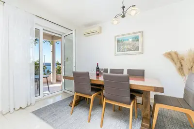Image de Appartement de deux chambres avec la terrasse et la vue sur le mer Trogir (A-23910-a)