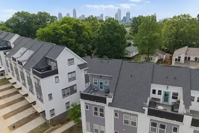 Image de Modern townhome - right by Uptown Clt