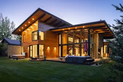 Image de This modern mountain residence is located in Jackson Hole, Wyoming.