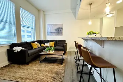 Downtown 2 bedroom Oasis with free parking