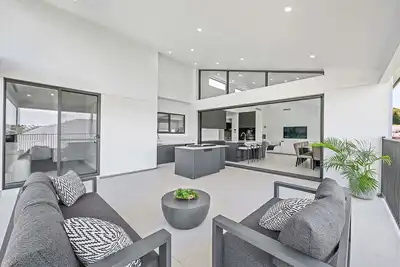 Image de Luxury Designer Retreat - Modern, Entertainer