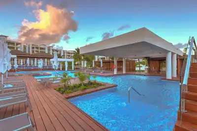 Luxury Beachfront Escape, Rooftop Jacuzzis & Pools