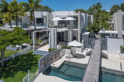 Image de Luxury Riverside Escape