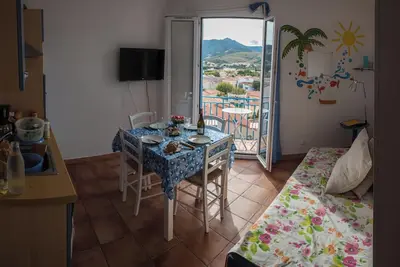 Image de Appartement deux chambres centre Banyuls vue montagne. Proche gare et commerces