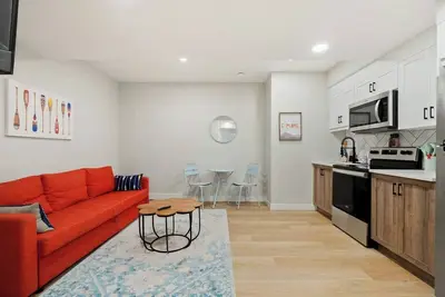 Image de 1br Lower Level Suite with Secure Entry & Laundry