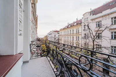 Image de Blueground | Vinohrady, balcony, luxury area (Prg-32)
