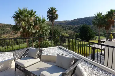 Image de Luxury Apartment San Roque Club. Spacious, large balcony overlooking mountains