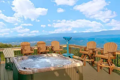 Image de Coming Fall, 2026! 15 Bedroom Luxury Cabin, Sleeps up to 60!