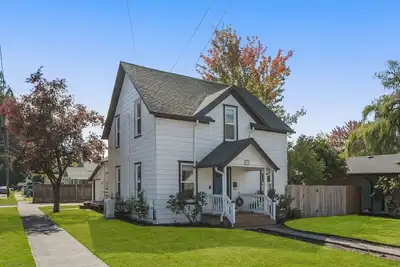 Image de Easy walk to wineries/food/shops!