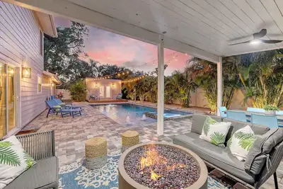 Image de *New* Heated pool, fire pit, guest house-near Ami