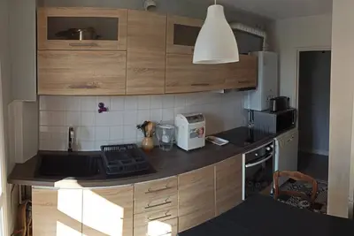 Image de chambre avec lit maritale, toutes les commodité prés de l'immeuble plein centre