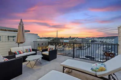 Bend in the River - Gorgeous 4-Level Brownstone with Rooftop Views