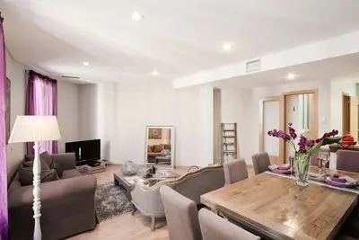 Image de Baroque - Spacious and bright apartment