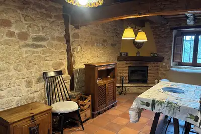 Image de Renovated house with 2 bedrooms, 1 bathroom and living-dining room in stone and wood is very cozy.