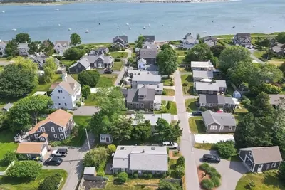 Image de Sunny 3-bedroom cottage with WiFi and Ac-Steps to beach and walkable to town!