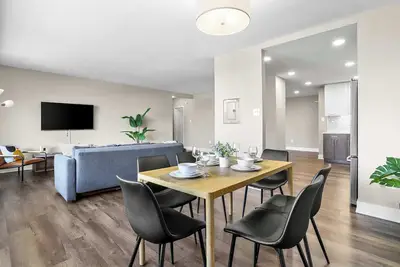 Image de Modern Apt w/ Easy Access to Airport & Metro