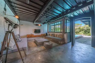 Image de Industrial style villa in a quiet gang