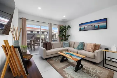 Image de New Luxury 2br W/Balcony Pool Gym Part Water View