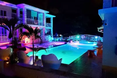 Image de Unwind in Sumptuous 11br/11ba Villa with Adult Play Zones, Pool, Gym!