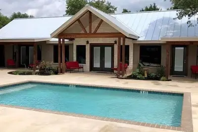 Image de ** New Listing**  Absolutely stunning home with a pool and all the amenities.