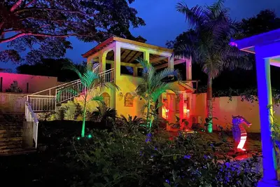 Image de Stunning 12br/12ba Sosua Villa: Indulge in Pool, Gym & Adult Entertainment