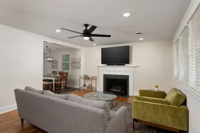 Image de Shore City Retreat - 10 to Dwntn 20 to Beach - Yard - Games