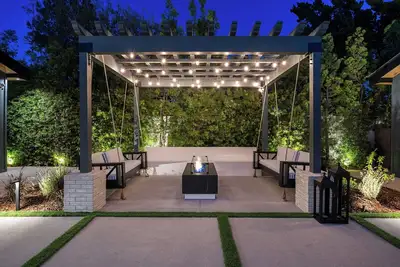 Image de Spacious 6-bedroom Mansion with 250 People Event Space in Sheman Oaks