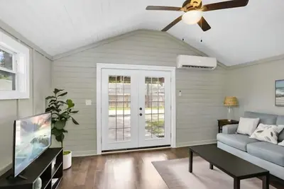 Image de Peaceful cottage with Ac in St. Petersburg - Close to Everything!