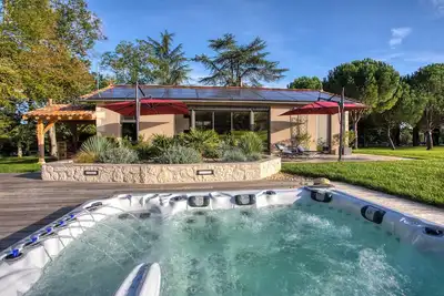 Image de Une petite maison dans la prairie, avec spa privatif sur sa terrasse, 4 pers.