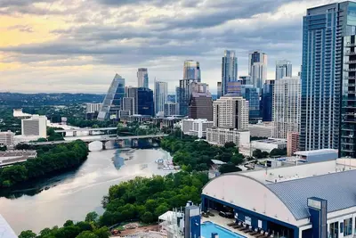 Image de Rainey street, 31st floor balcony, cocktail bar and coffee shop, pool