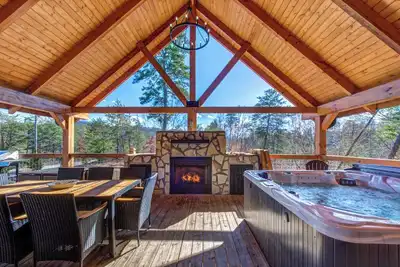 Image de *Relaxing 3bd Cabin w/ Hot Tub! Firepit + Games! *