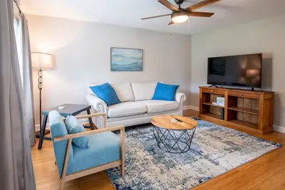 Image de Comfortable & spacious-Walk to Fraternity Row!