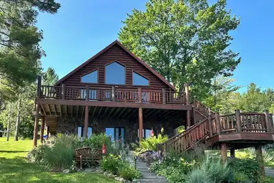 Image de Spacious 5-bedroom lakefront house in charming Vulcan with WiFi, Ac