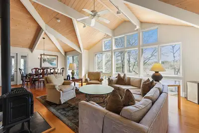 Image de Pondside Retreat - Beach Access, Game Room, Firepit, Spacious Yard & Water Views