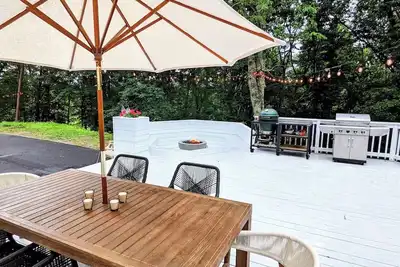 Spacious 5-bedroom Cabin on 12 acres close to Wineries/Breweries/Hiking