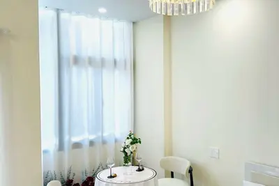 201 Balcony, En-suite, Smoking Allowed, Elevator Access