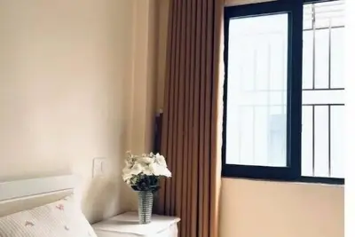 202 Large Window, En-suite, Smoking Allowed, Elevator Access