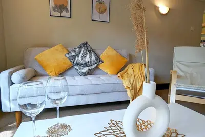 Image de 3-bed 1-bath | Sleeps 7 | Parking | Wi-Fi