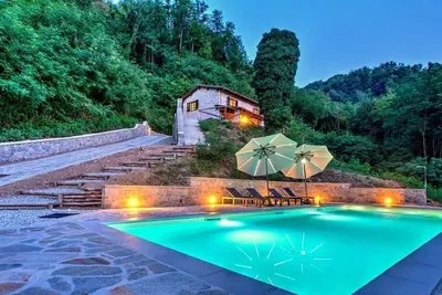 Image de Tuscan villa for 8 people with pool near Lucca.