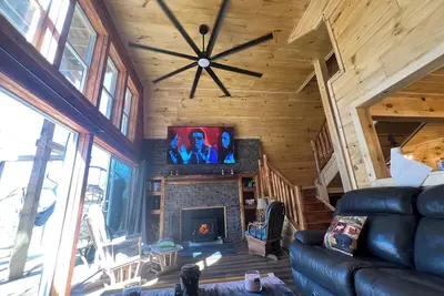 Image de Cabin in the TreeTops! 4 Level a-frame cabin, with 5 levels of decks