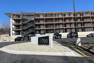 Image de New 2-bedroom condo in a perfect location on the Kansas State University campus.