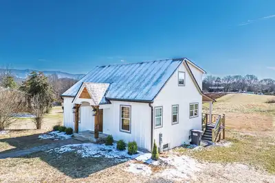 Image de Charming 2-bedroom + Loft  cottage in Maryville Tennessee