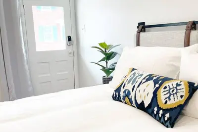 Image de Downtown Modern Studio apartment | History & Dining steps away