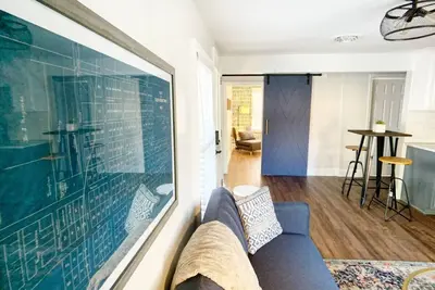 Image de Downtown Modern 2br step from dining and shopping