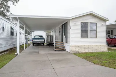 Image de Fully remodeled cozy mobile home in charming Zephyrhills with Ac, WiFi