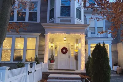 Image de Spacious and Charming 2br condo with deck central Ac /Prime location in Newton