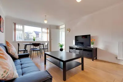 Image de Charming Semi-attached bungalow with free parking | Pass the Keys